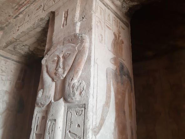 La imagen tiene un atributo ALT vacío; su nombre de archivo es Hathor-y-Amon-campanillas-mini.jpg